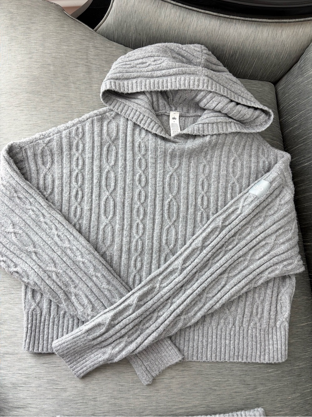 Alo Yoga Cable Knit Winter Bliss Hoodie Heather Grey Cozy Cropped Medium women’s
